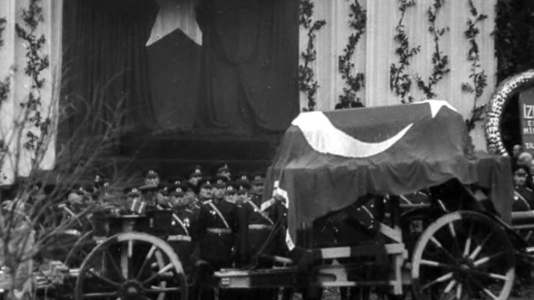 Arşivden çıkan kareler duygulandırdı: Atatürk’ün son yolculuğu adım adım görüntülendi 19